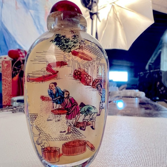 Antique Chinese glass snuff bottle with inside painted landscape scenes. - Picture 3 of 4